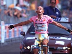 Marco Pantani in trionfo sulla salita di Piancavallo. Bettini