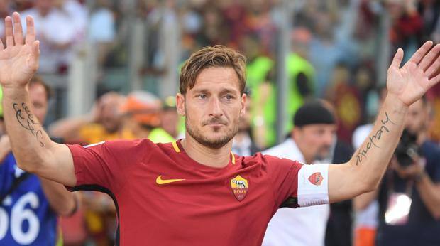 Francesco Totti, 40 anni, in lacrime all'Olimpico. 