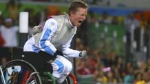 L'incontenibile esultanza di Bebe Vio dopo l'oro nel fioretto alle Paralimpiadi di Rio. Reuters
