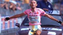 Marco Pantani vincente e in rosa sul traguardo della 19 tappa a Plan di Montecampione. Bettini