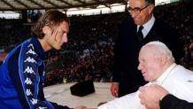Papa Giovanni Paolo II all'Olimpico riceve Francesco Totti . Ansa