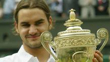 Roger Federer al primo slam in carriera con il trofeo del torneo inglese. Ap