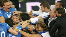 Azzurri in delirio dopo il successo continentale di Roma 2005. Reuters