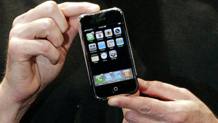 Il design dell'iPhone Edge, il primo modello della serie. Reuters