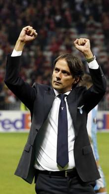 Mister Inzaghi saluta i tifosi. Epa Mister Inzaghi saluta i tifosi. Epa