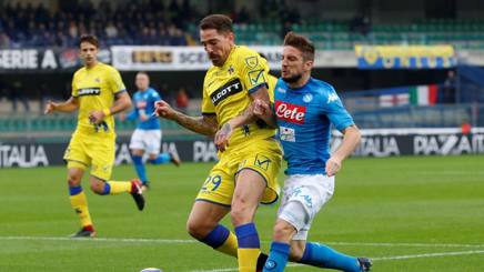 Dries Mertens contro Fabrizio Cacciatore. Reuters Dries Mertens contro Fabrizio Cacciatore. Reuters