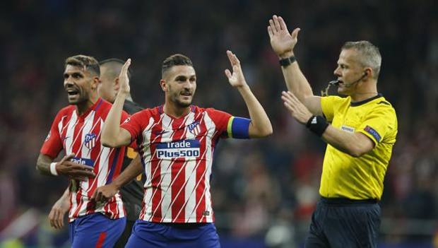 Kuipers annulla il gol di Augusto. Ap Kuipers annulla il gol di Augusto. Ap