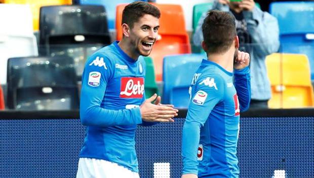 Jorginho con Mertens esulta dopo il suo gol. Jorginho con Mertens esulta dopo il suo gol.