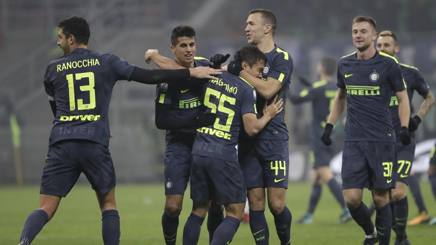 Nagatomo festeggiato dopo l'ultimo rigore. Ap Nagatomo festeggiato dopo l'ultimo rigore. Ap