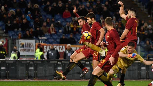 La rocambolesca rete di Fazio al 94' di Roma-Cagliari. Afp La rocambolesca rete di Fazio al 94' di Roma-Cagliari. Afp