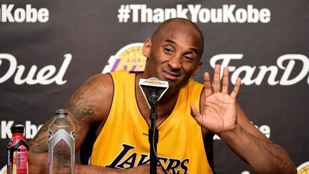 Nba, Kobe Bryant: i Lakers ritirano le maglie 8 e