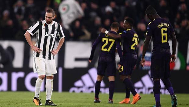 La delusione di Higuain dopo il pareggio degli Spurs. La delusione di Higuain dopo il pareggio degli Spurs.