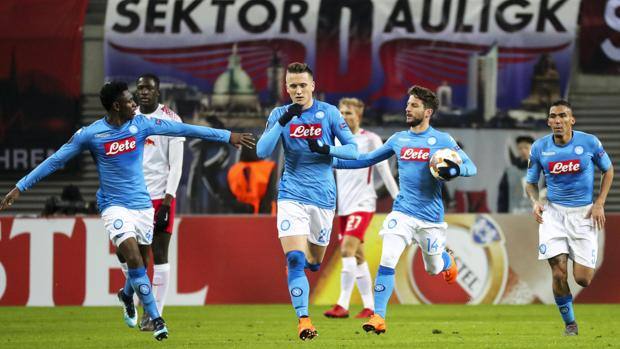 Zielinski, autore dell'1-0 festeggiato da Diawara, Mertens e Allan. Epa Zielinski, autore dell'1-0 festeggiato da Diawara, Mertens e Allan. Epa
