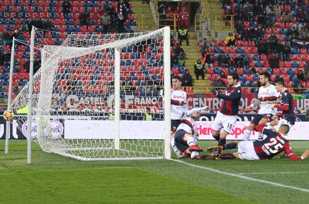 Il gol del vantaggio di Mattia Destro. Ansa Il gol del vantaggio di Mattia Destro. Ansa