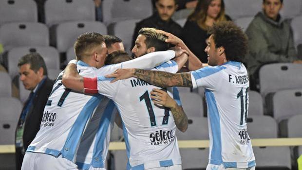 Esultano i laziali a Firenze. Ansa Esultano i laziali a Firenze. Ansa