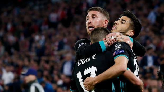 Ramos abbraccia Asensio e Vazquez. Epa Ramos abbraccia Asensio e Vazquez. Epa