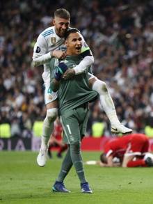 Sergio Ramos esulta con Keylor Navas. Getty