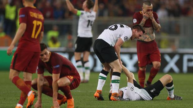 La delusione a fine partita dei calciatori della Roma e la gioia di quelli del Liverpool. Getty La delusione a fine partita dei calciatori della Roma e la gioia di quelli del Liverpool. Getty