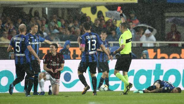 Marco Guida espelle Montolivo. 