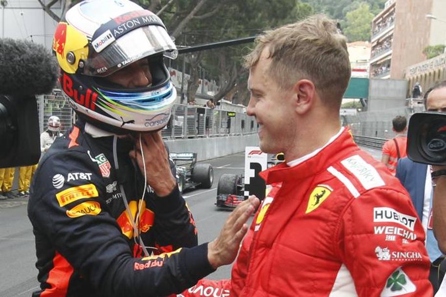 Sebastian Vettel si complimenta con Daniel Ricciardo dopo la fine del Gran Premio di Monaco. Nella prossima stagione di Formula 1 i due potrebbero essere nuovamente compagni di squadra. Foto: AP.