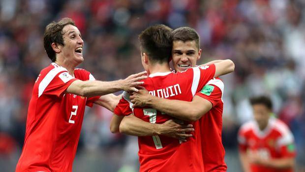 L'esultanza russa dopo il gol di Golovin. Getty Images L'esultanza russa dopo il gol di Golovin. Getty Images