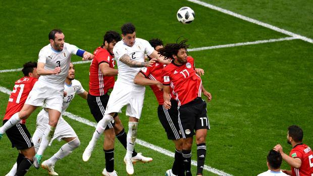 Il colpo di testa vincente di Gimenez. Getty Images Il colpo di testa vincente di Gimenez. Getty Images