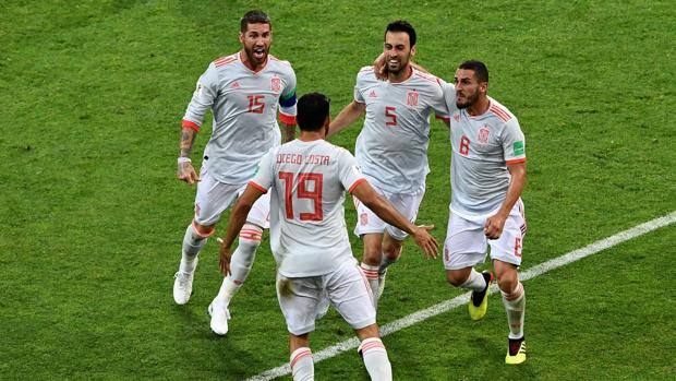 Festa spagnola dopo la doppietta di Costa. Afp Festa spagnola dopo la doppietta di Costa. Afp