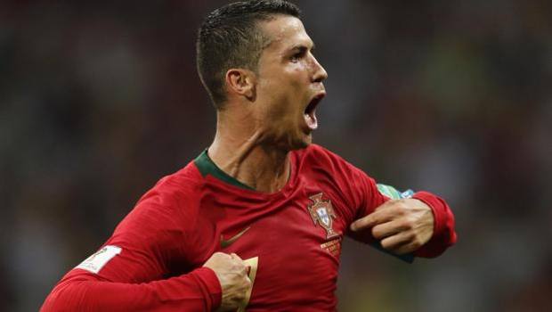 Ronaldo superstar, 3 gol alla Spagna. Epa