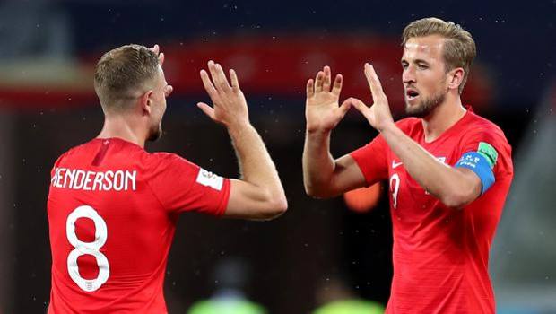 I complimenti di Henderson a Kane per la doppietta. Getty I complimenti di Henderson a Kane per la doppietta. Getty