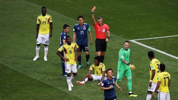 Il momento dell'espulsione di Carlos Sanchez. Getty Il momento dell'espulsione di Carlos Sanchez. Getty