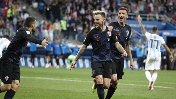 Rakitic festeggiato dopo il gol del 3-0. Epa Rakitic festeggiato dopo il gol del 3-0. Epa