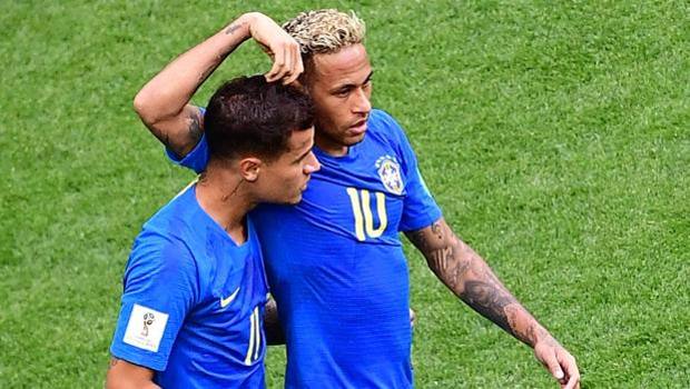Coutinho e Neymar esultano dopo il 2-0. Afp