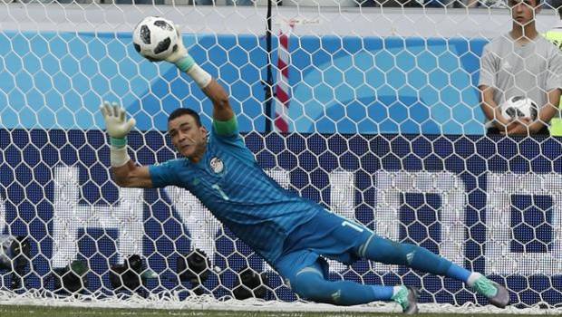Il primo rigore per i sauditi, parato dal 45enne El Hadary. Ap Il primo rigore per i sauditi, parato dal 45enne El Hadary. Ap