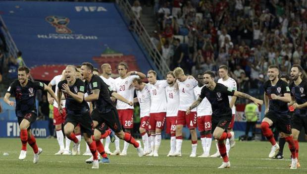 Rakitic segna il rigore vincente, festa croata. Ap Rakitic segna il rigore vincente, festa croata. Ap