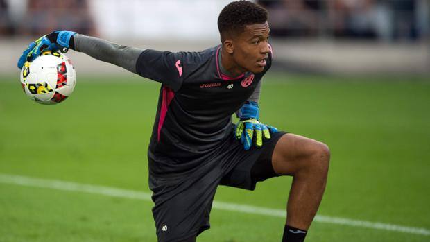 Fiorentina Lafont Piace Gia A Tutti Il Nuovo