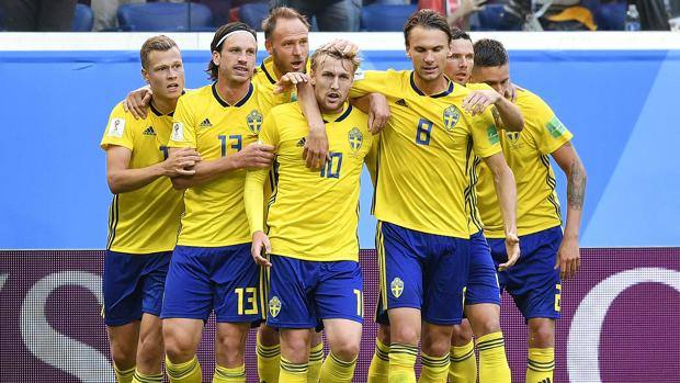 Festa svedese dopo il gol di Forsberg. Ap