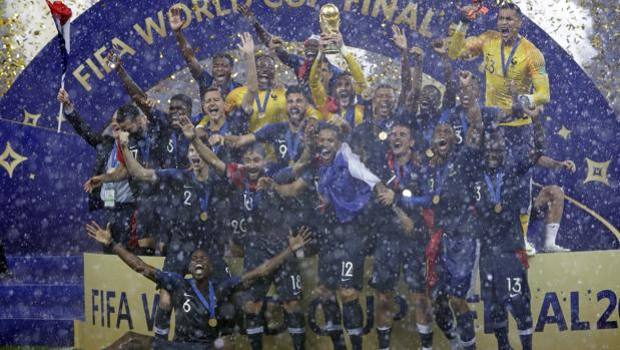 La Francia alza la Coppa del Mondo. Ap La Francia alza la Coppa del Mondo. Ap
