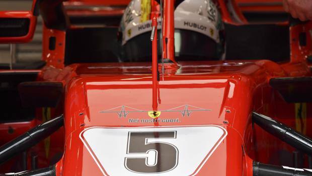 Risultati immagini per L'omaggio della Ferrari alle vittime di Genova