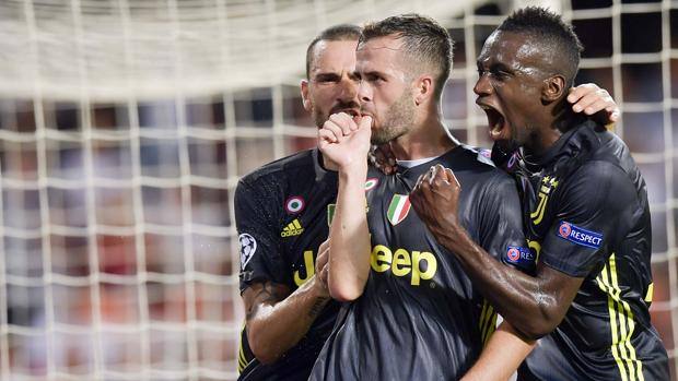 Miralem Pjanic festeggiato dai compagni. Getty Images Miralem Pjanic festeggiato dai compagni. Getty Images