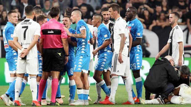 L'arbitro Banti ha espulso Mario Rui per doppia ammonizione. Lapresse