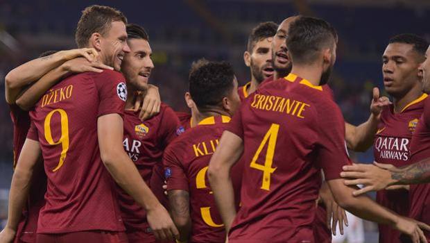 La gioia dei giocatori della Roma dopo il vantaggio di Dzeko. LaPresse