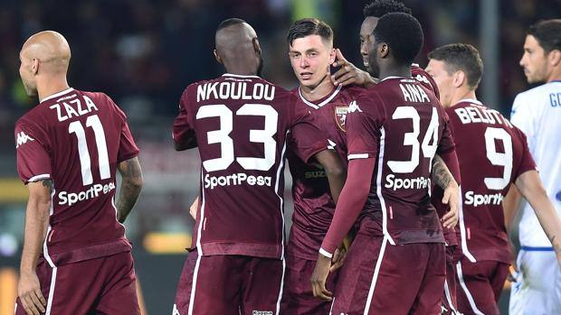 Daniele Baselli, 26 anni, festeggiato dai compagni dopo il gol. Ansa Daniele Baselli, 26 anni, festeggiato dai compagni dopo il gol. Ansa