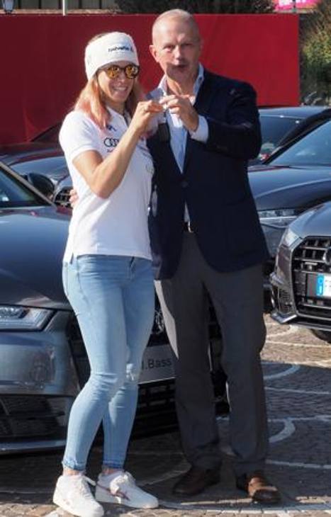  Fabrizio Longo, d.g. di Audi Italia, ha consegnato a Marta Bassino e agli altri 28 azzurri presenti in piazza Dante a Trento le auto che li accompagneranno nella prossima stagione invernale  