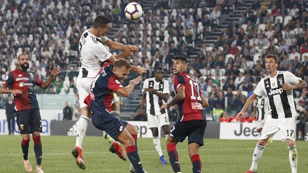 Per Ronaldo un gol e un palo nella sfida contro il Genoa. Ap