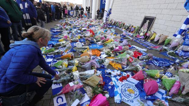 Tanti tifosi del Leicester si sono recati al King Power Stadium. Ap Tanti tifosi del Leicester si sono recati al King Power Stadium. Ap