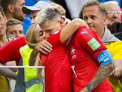 L’abbraccio di Lara Gur a Valon Behrami al Mondiale 2018. Epa