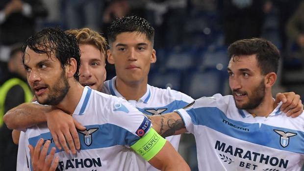 I giocatori della Lazio esultano per il gol dell’1-0. Afp I giocatori della Lazio esultano per il gol dell’1-0. Afp