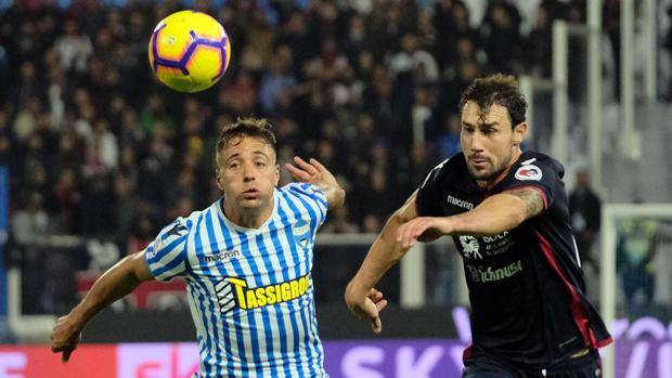 Cionek e Ionita in azione. ANSA Cionek e Ionita in azione. ANSA