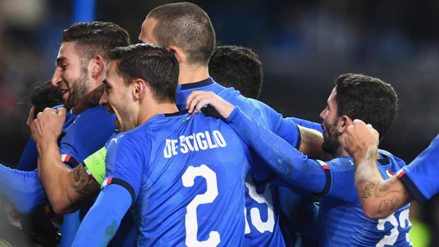 Festa azzurra per il gol di Politano. Getty Festa azzurra per il gol di Politano. Getty