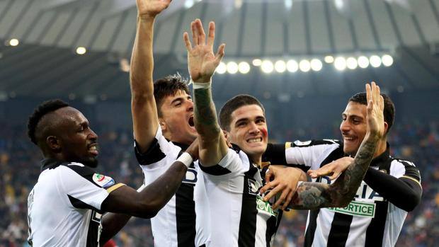 I giocatori dell’Udinese esultano dopo il gol dell’1-0. Ansa I giocatori dell’Udinese esultano dopo il gol dell’1-0. Ansa